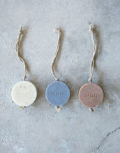 Laden Sie das Bild in den Galerie-Viewer, Seife mit Band I Sesame Scrub