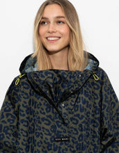 Laden Sie das Bild in den Galerie-Viewer, Raincoat I Leo Splashes Navy/Olive