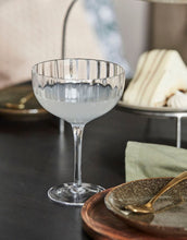 Laden Sie das Bild in den Galerie-Viewer, Cocktailglas Rill I Clear