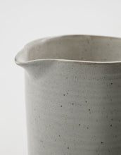 Laden Sie das Bild in den Galerie-Viewer, Pion Kanne I Grau/Weiß