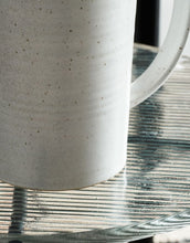 Laden Sie das Bild in den Galerie-Viewer, Pion Kanne I Grau/Weiß
