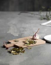 Laden Sie das Bild in den Galerie-Viewer, Schneidebrett Walnuss 36cm