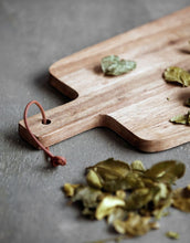 Laden Sie das Bild in den Galerie-Viewer, Schneidebrett Walnuss 36cm