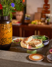 Laden Sie das Bild in den Galerie-Viewer, Servierplatte 70's I Licorice