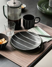 Laden Sie das Bild in den Galerie-Viewer, Teller Line I Black/Brown