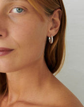 Laden Sie das Bild in den Galerie-Viewer, Ohrring Globe Huggies I Gold