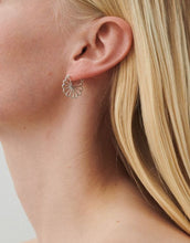 Laden Sie das Bild in den Galerie-Viewer, Ohrringe Bellis Small I Gold