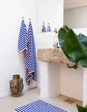 Laden Sie das Bild in den Galerie-Viewer, Handtuch 50x80cm I Dazzling Blue/Rose