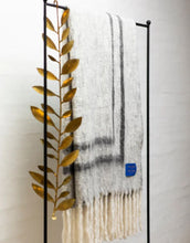 Laden Sie das Bild in den Galerie-Viewer, Wolldecke Weekend Plaid I Creme/Ink