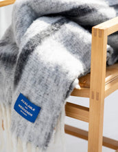 Laden Sie das Bild in den Galerie-Viewer, Wolldecke Weekend Plaid I Creme/Ink