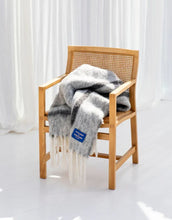 Laden Sie das Bild in den Galerie-Viewer, Wolldecke Weekend Plaid I Creme/Ink