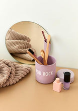 Laden Sie das Bild in den Galerie-Viewer, Porzellan Becher Favourite Cup I You Rock Lavendel
