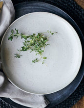 Laden Sie das Bild in den Galerie-Viewer, Teller Pion ø 21,5cm I Grau/Weiß