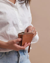 Laden Sie das Bild in den Galerie-Viewer, Portemonnaie Coco Coin Purse I Cognac Classic