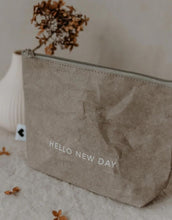 Laden Sie das Bild in den Galerie-Viewer, Kulturtasche I Hello New Day