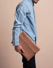 Laden Sie das Bild in den Galerie-Viewer, Laptophülle 13" I Camel Hunter