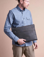 Laden Sie das Bild in den Galerie-Viewer, Laptophülle 15" I Black Hunter