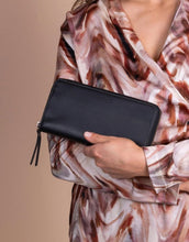 Laden Sie das Bild in den Galerie-Viewer, Portemonnaie Sonny I Black Apple Leather