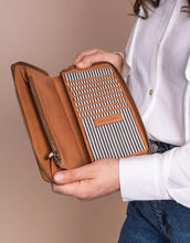 Laden Sie das Bild in den Galerie-Viewer, Portemonnaie Sonny I Cognac Apple Leather