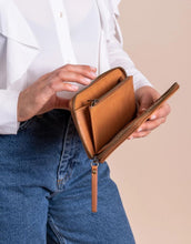 Laden Sie das Bild in den Galerie-Viewer, Portemonnaie Sonny I Cognac Apple Leather