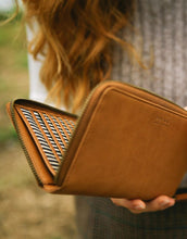 Laden Sie das Bild in den Galerie-Viewer, Portemonnaie Sonny I Cognac Apple Leather