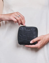 Laden Sie das Bild in den Galerie-Viewer, Portemonnaie Sonny Square I Black Croco