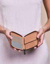 Laden Sie das Bild in den Galerie-Viewer, Portemonnaie Sonny Square I Camel Hunter