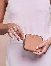 Laden Sie das Bild in den Galerie-Viewer, Portemonnaie Sonny Square I Camel Hunter
