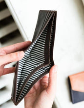 Laden Sie das Bild in den Galerie-Viewer, Portemonnaie Tobi's I Dark Brown Hunter