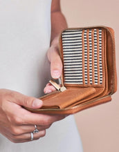 Laden Sie das Bild in den Galerie-Viewer, Portemonnaie Sonny Square I Cognac Stromboli