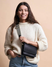 Laden Sie das Bild in den Galerie-Viewer, Tasche Audrey Mini I Black Checkered Classic