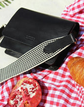 Laden Sie das Bild in den Galerie-Viewer, Tasche Audrey Mini I Black Checkered Classic