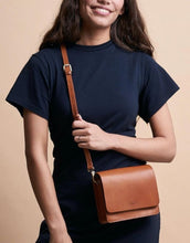 Laden Sie das Bild in den Galerie-Viewer, Tasche Audrey Mini I Cognac Checkered Classic