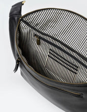 Laden Sie das Bild in den Galerie-Viewer, Bauchtasche Drew Maxi Bum Bag I Black Soft Grain