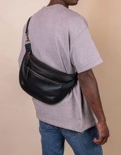 Laden Sie das Bild in den Galerie-Viewer, Bauchtasche Drew Maxi Bum Bag I Black Soft Grain