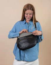 Laden Sie das Bild in den Galerie-Viewer, Bauchtasche Drew Maxi Bum Bag I Black Soft Grain