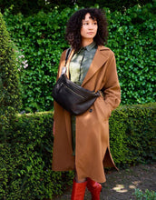 Laden Sie das Bild in den Galerie-Viewer, Bauchtasche Drew Maxi Bum Bag I Black Soft Grain