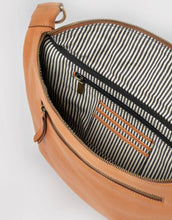 Laden Sie das Bild in den Galerie-Viewer, Bauchtasche Drew Maxi Bum Bag I Wild Oak Soft Grain