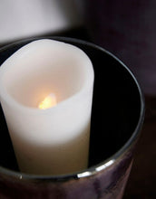 Laden Sie das Bild in den Galerie-Viewer, LED Kerze 23cm I Weiß