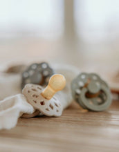 Laden Sie das Bild in den Galerie-Viewer, Schnuller Boheme 2er-Set I Ivory & Sage
