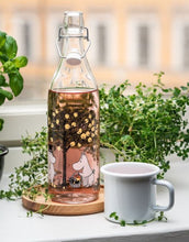 Laden Sie das Bild in den Galerie-Viewer, Glasflasche 1L I Moomin Apples