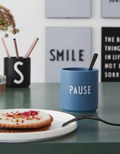 Laden Sie das Bild in den Galerie-Viewer, Porzellan Becher Favourite Cup I Pause