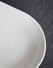 Laden Sie das Bild in den Galerie-Viewer, Servierschale Pion 38cm I Grau/Weiß