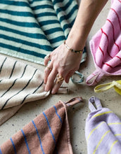 Laden Sie das Bild in den Galerie-Viewer, Badehandtuch 70x140cm I Camel/Ultramarin