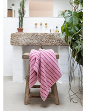 Laden Sie das Bild in den Galerie-Viewer, Handtuch 50x80cm I Baby Pink/Sky Patrol