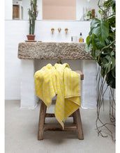 Laden Sie das Bild in den Galerie-Viewer, Badehandtuch 70x140cm I Pristine/Neon Yellow