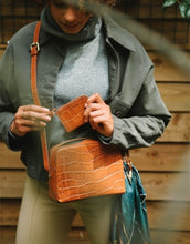 Laden Sie das Bild in den Galerie-Viewer, Portemonnaie Coco Coin Purse I Cognac Croco