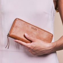Laden Sie das Bild in den Galerie-Viewer, Portemonnaie Sonny I Cognac Stromboli