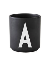 Laden Sie das Bild in den Galerie-Viewer, Porzellan Becher Schwarz A-Z