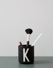 Laden Sie das Bild in den Galerie-Viewer, Porzellan Becher Schwarz A-Z